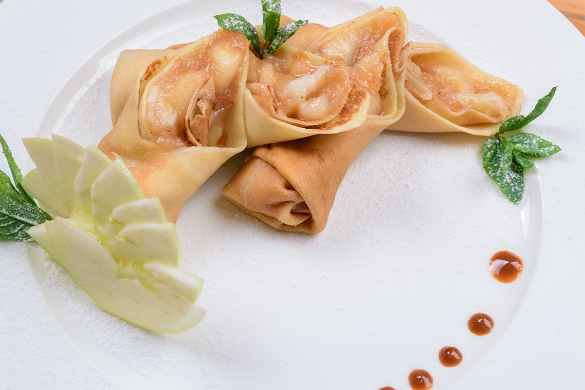 Млинці з яблуками та корицею