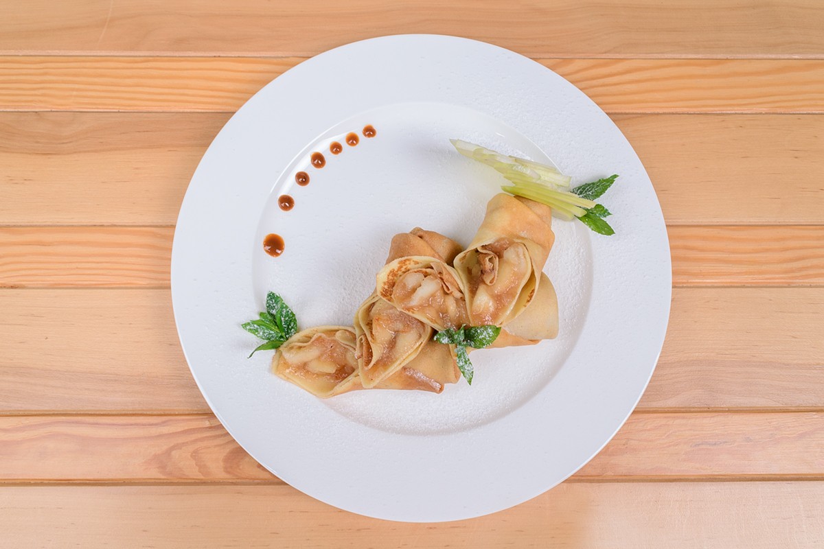 Млинці з яблуками та корицею