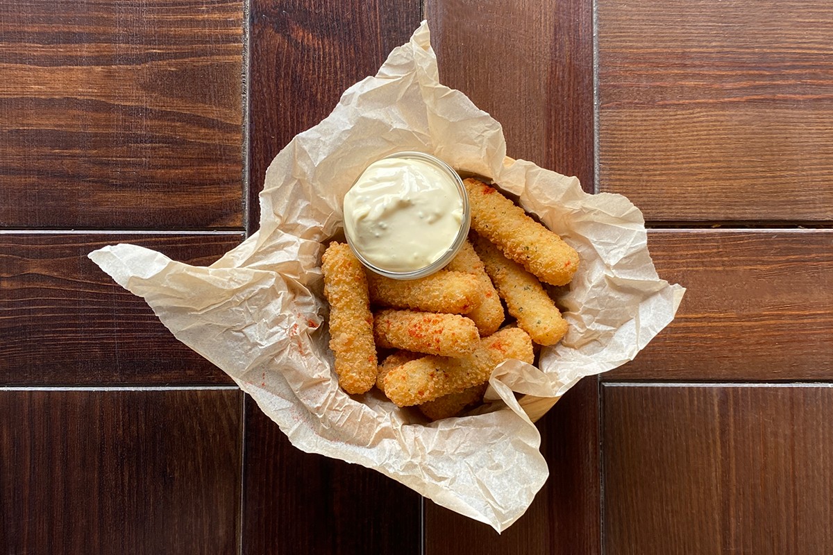 Сырные палочки с сырным соусом