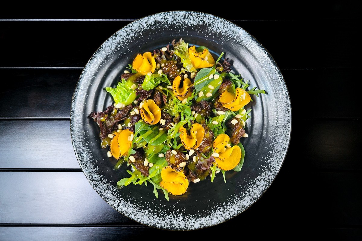 Салат з курячою печінкою та хурмою гриль