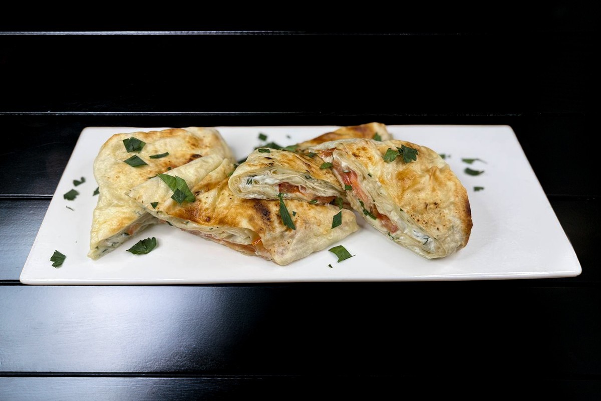 Лаваш с томатами, сулугуни и зеленью