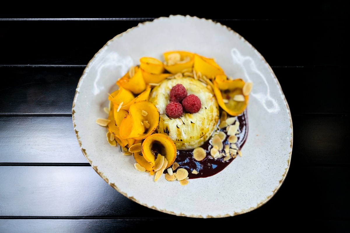 Запеченный камамбер с фруктами