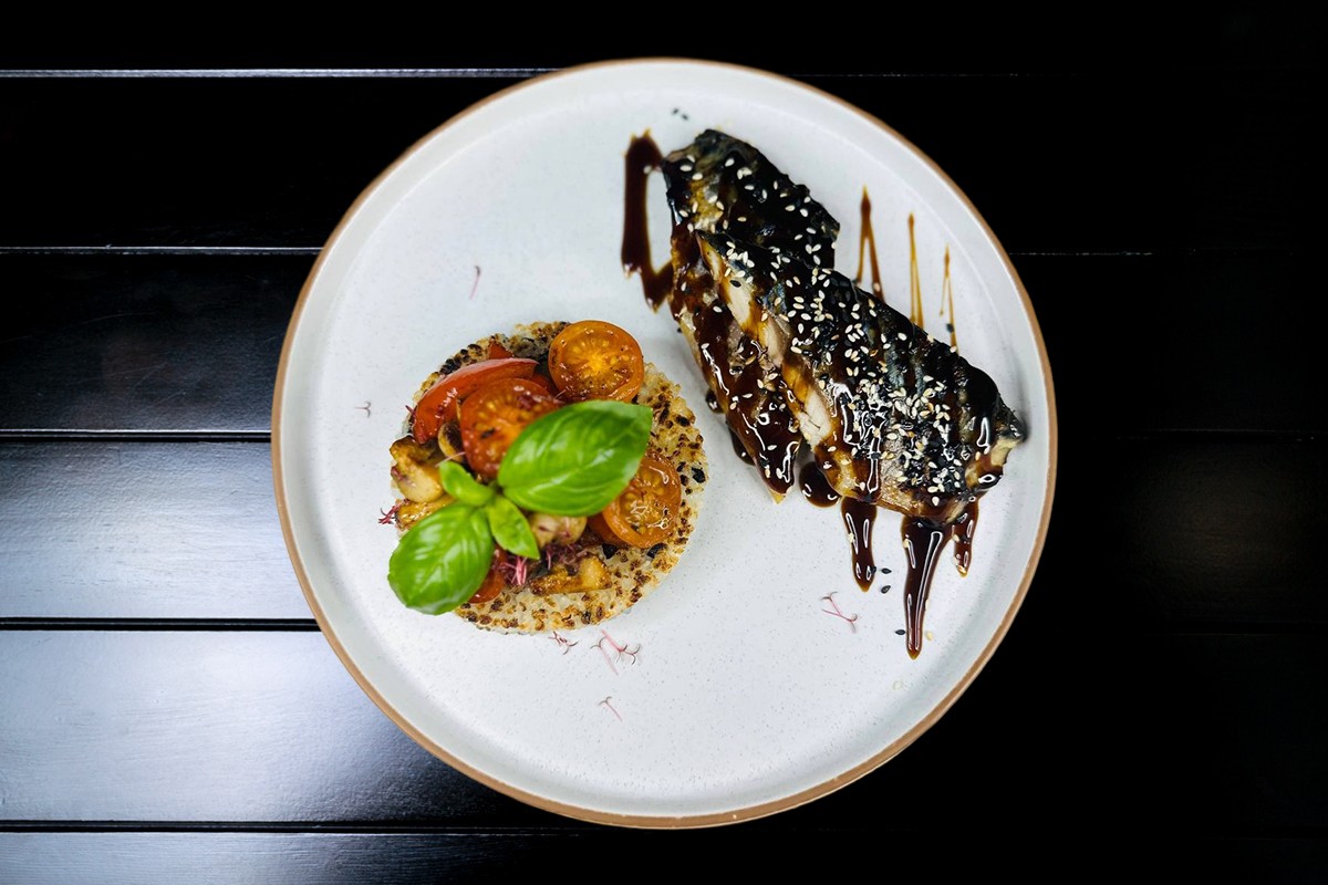 Скумбрія з овочами на рисовій подушці