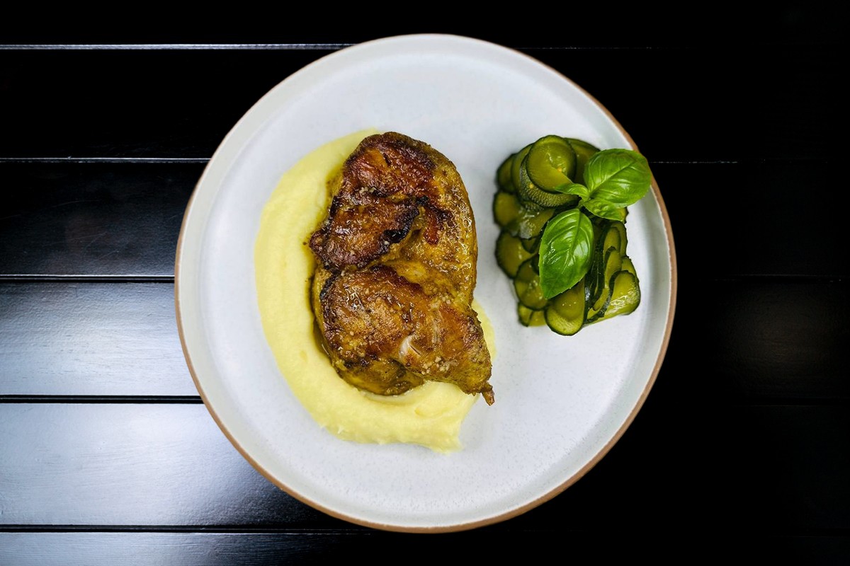 Курча табака з пюре та маринованим огірком