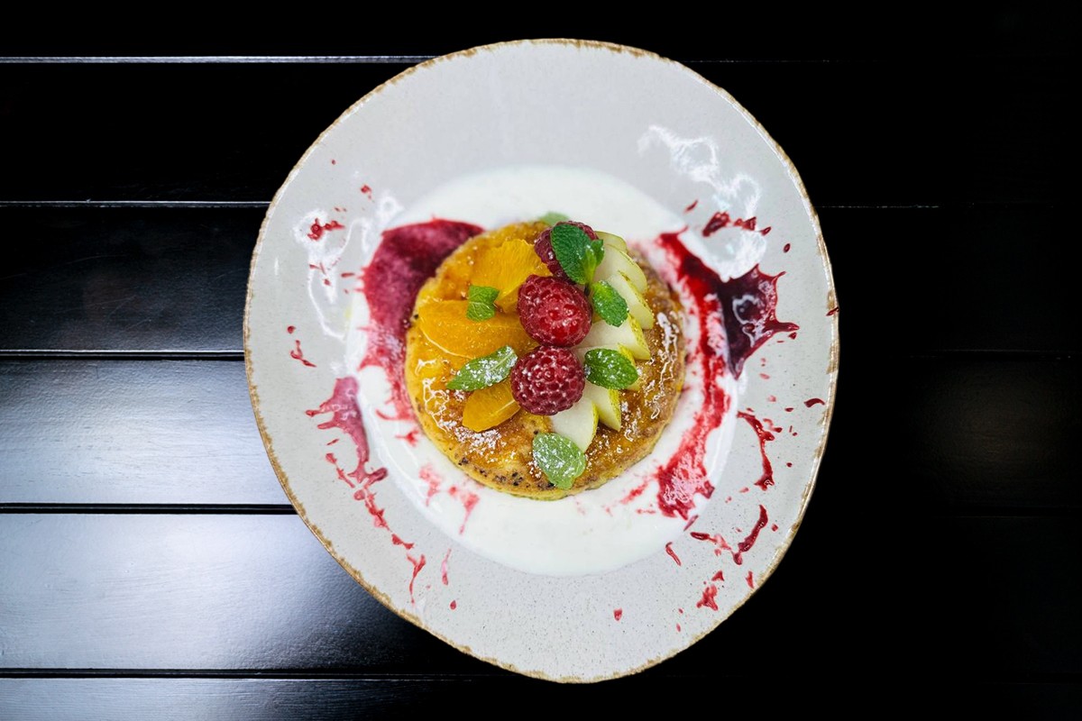 Сирник з лаймовою сметаною та фруктами