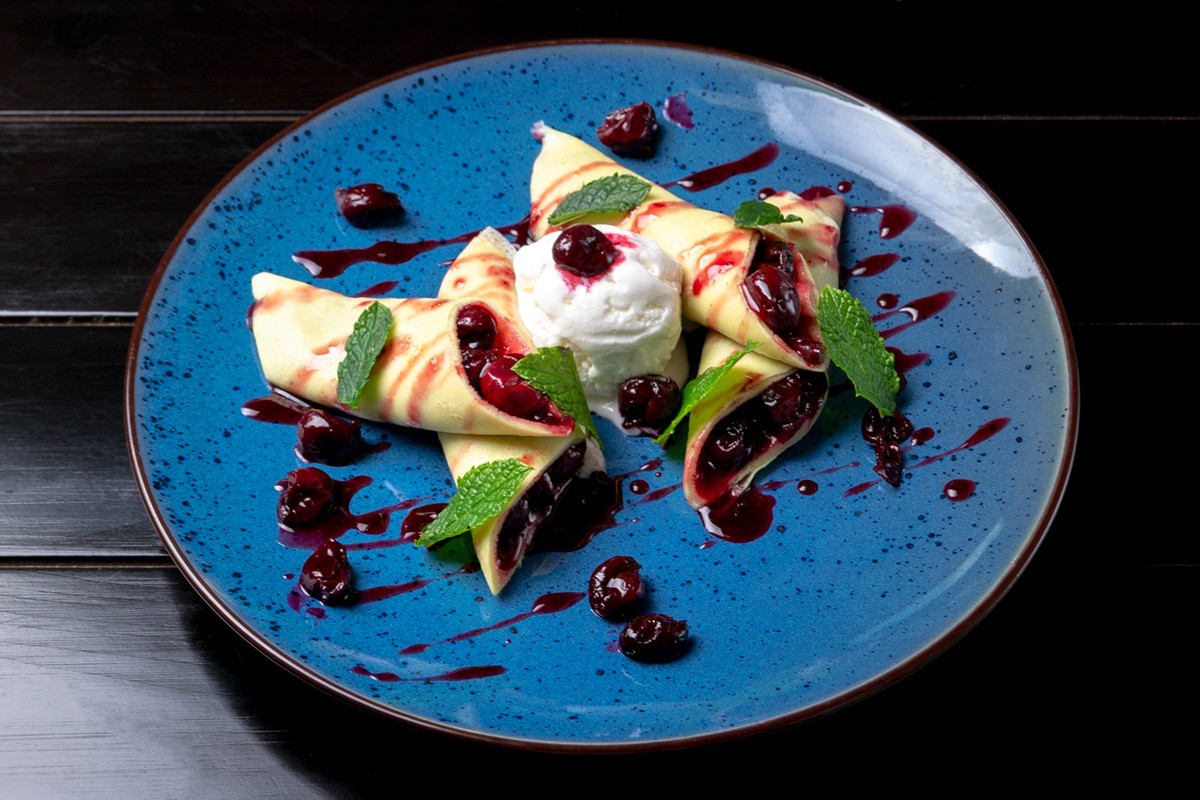 Млинці з вишнею та морозивом