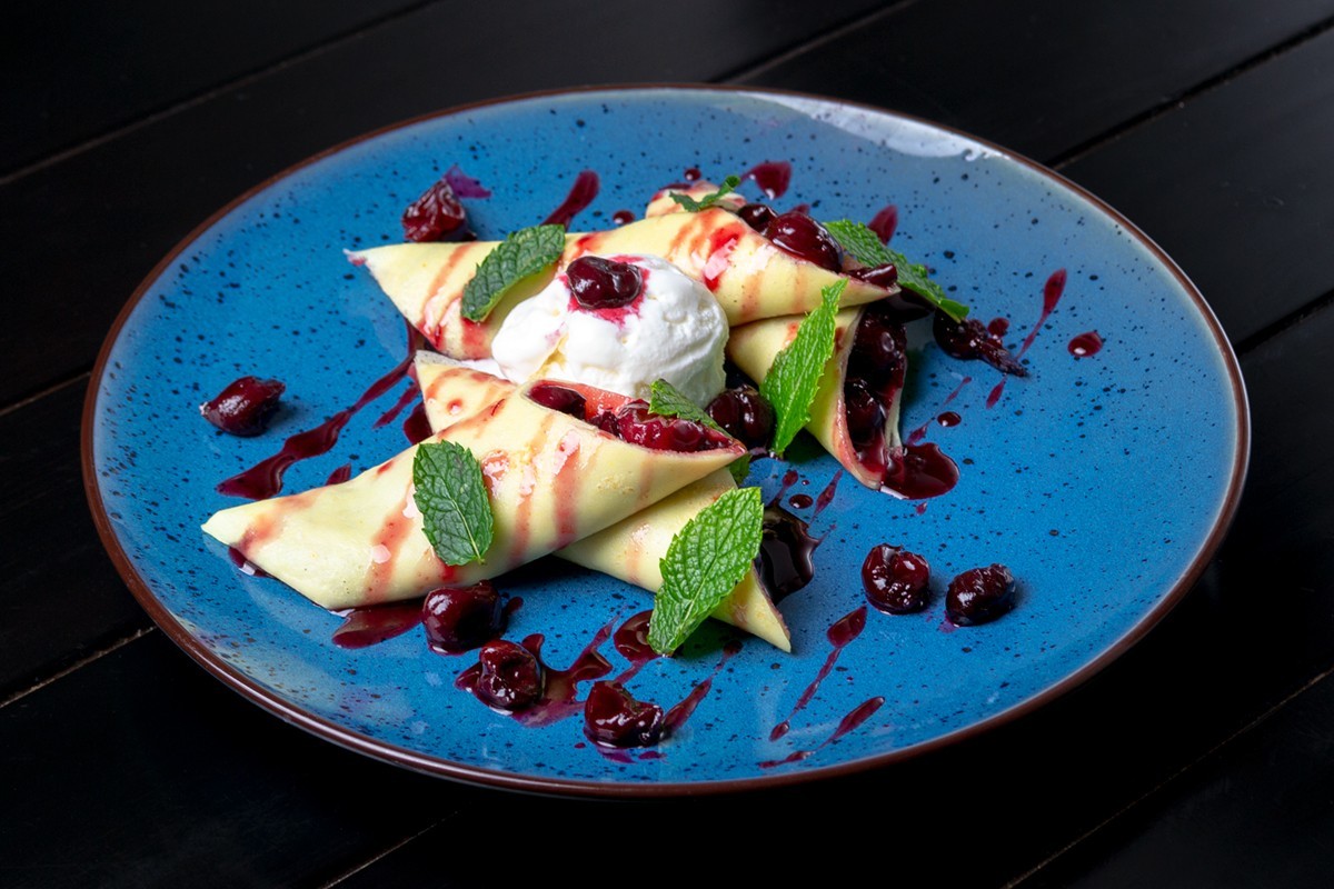 Млинці з вишнею та морозивом