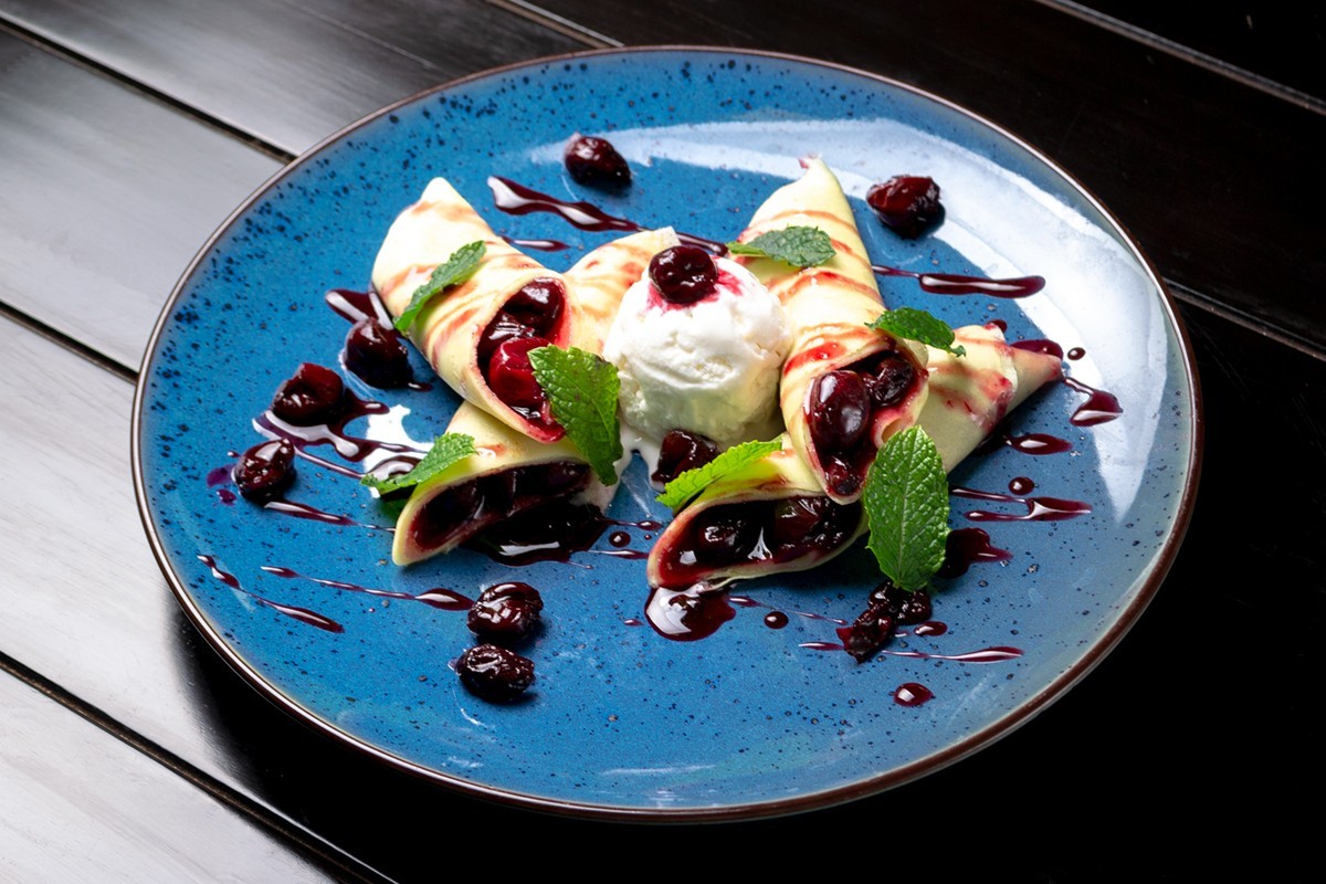 Млинці з вишнею та морозивом