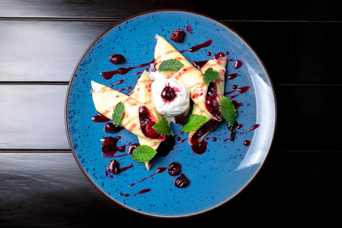 Млинці з вишнею та морозивом