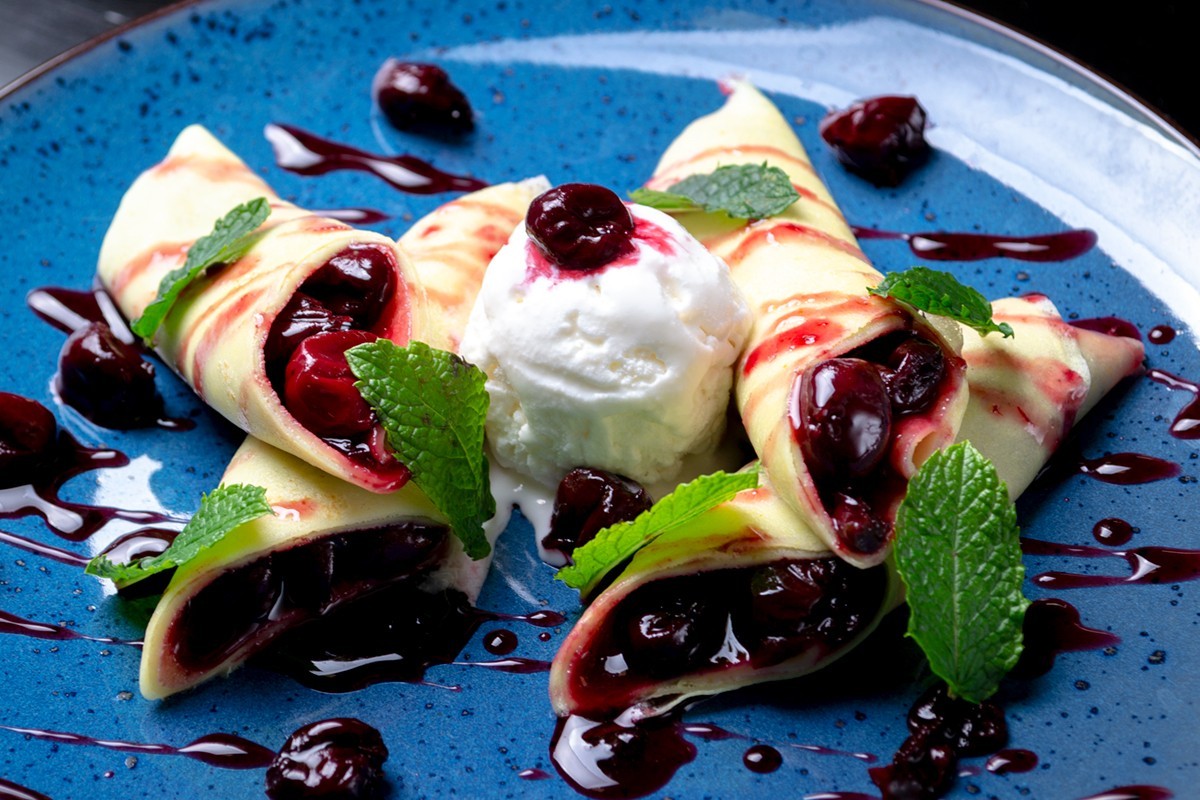 Млинці з вишнею та морозивом