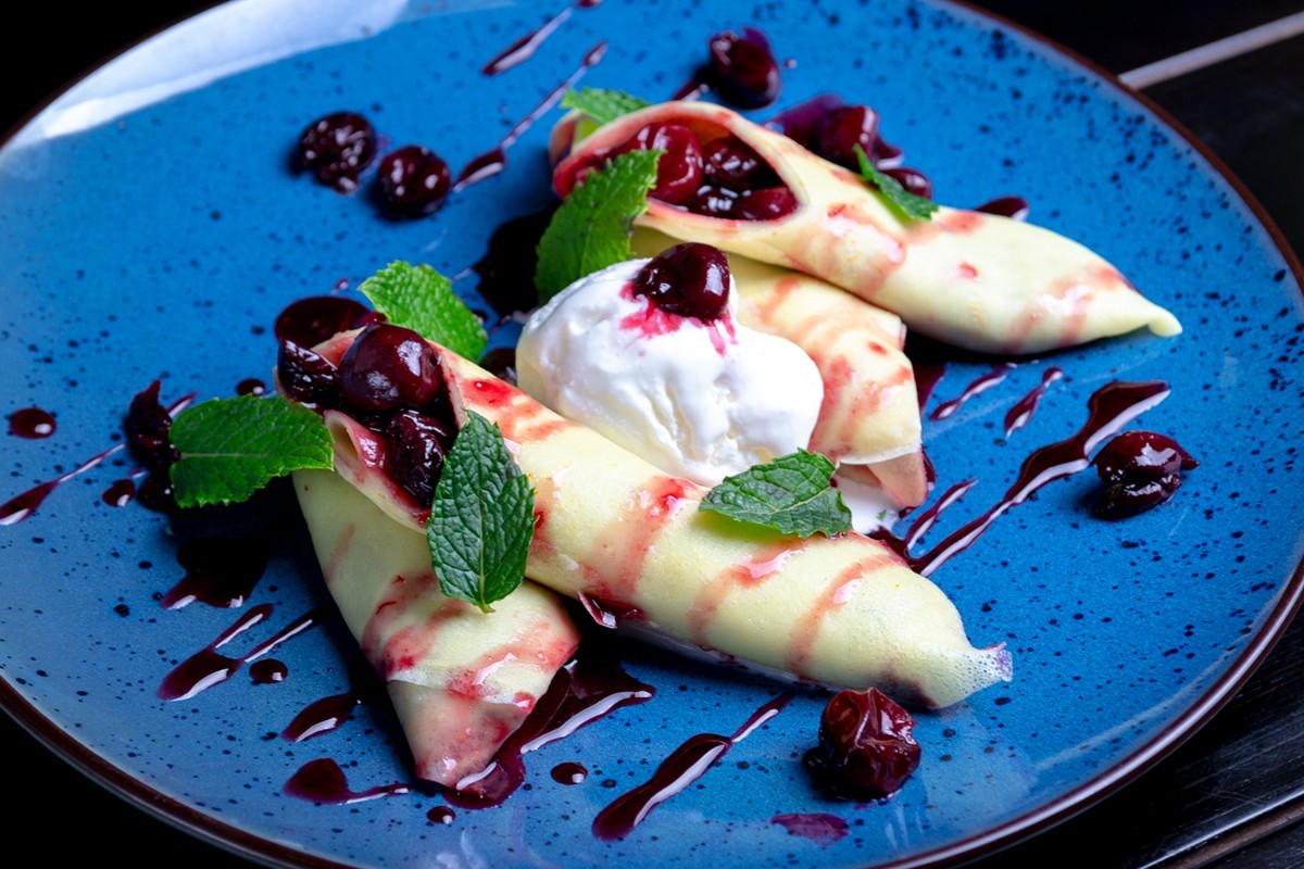 Млинці з вишнею та морозивом